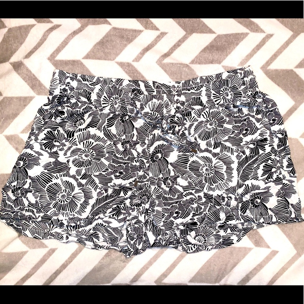 Patterned shorts (never worn) Old Navy - Large